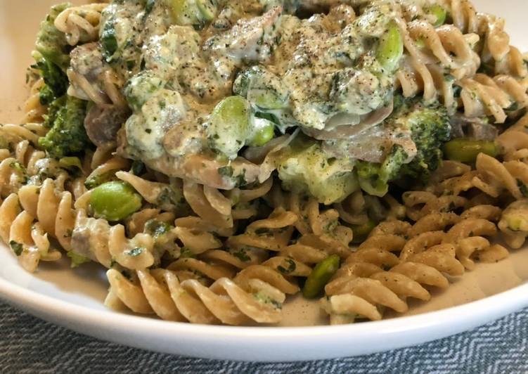 Creamy wild garlic, veg and mushroom pasta