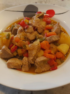 Una foto de Estofado de cerdo al ron con verduras + receta aprovechamiento