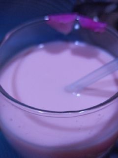 दूध स्ट्रॉबेरी शेक (Doodh strawberry shake recipe in hindi) रेसिपी मुख्य फोटो