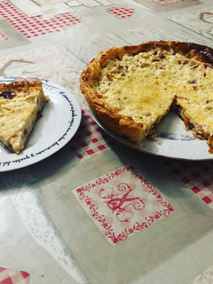 Una foto de Quiche de masa de hojaldre con lacón y queso