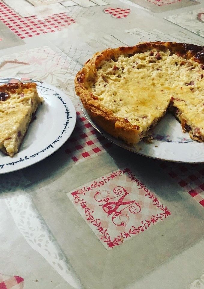 Una foto de Quiche de masa de hojaldre con lacón y queso