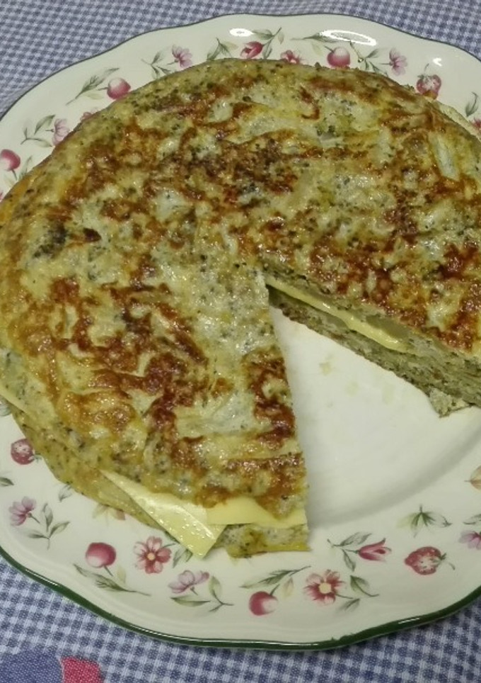 Una foto de Tortilla de brócoli rellena de queso