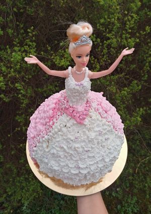 Barbie torta születésnapra 👧👸🎀🎉🎆🎂 recept fotója