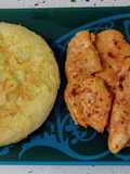 Tortilla de patatas y filetes de pollo aliñados