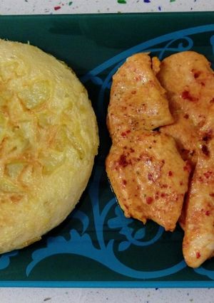 Una foto de Tortilla de patatas y filetes de pollo aliñados