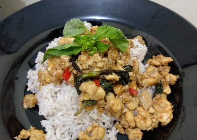 Thai Basil Chicken (Ayam Kemangi ala Thailand / Pad Ka Prao Gai)