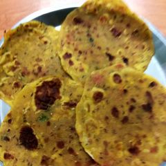 A picture of Tamatar ke masala parathe.