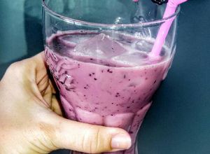 Una foto de Smoothie de arándanos y uvas negras
