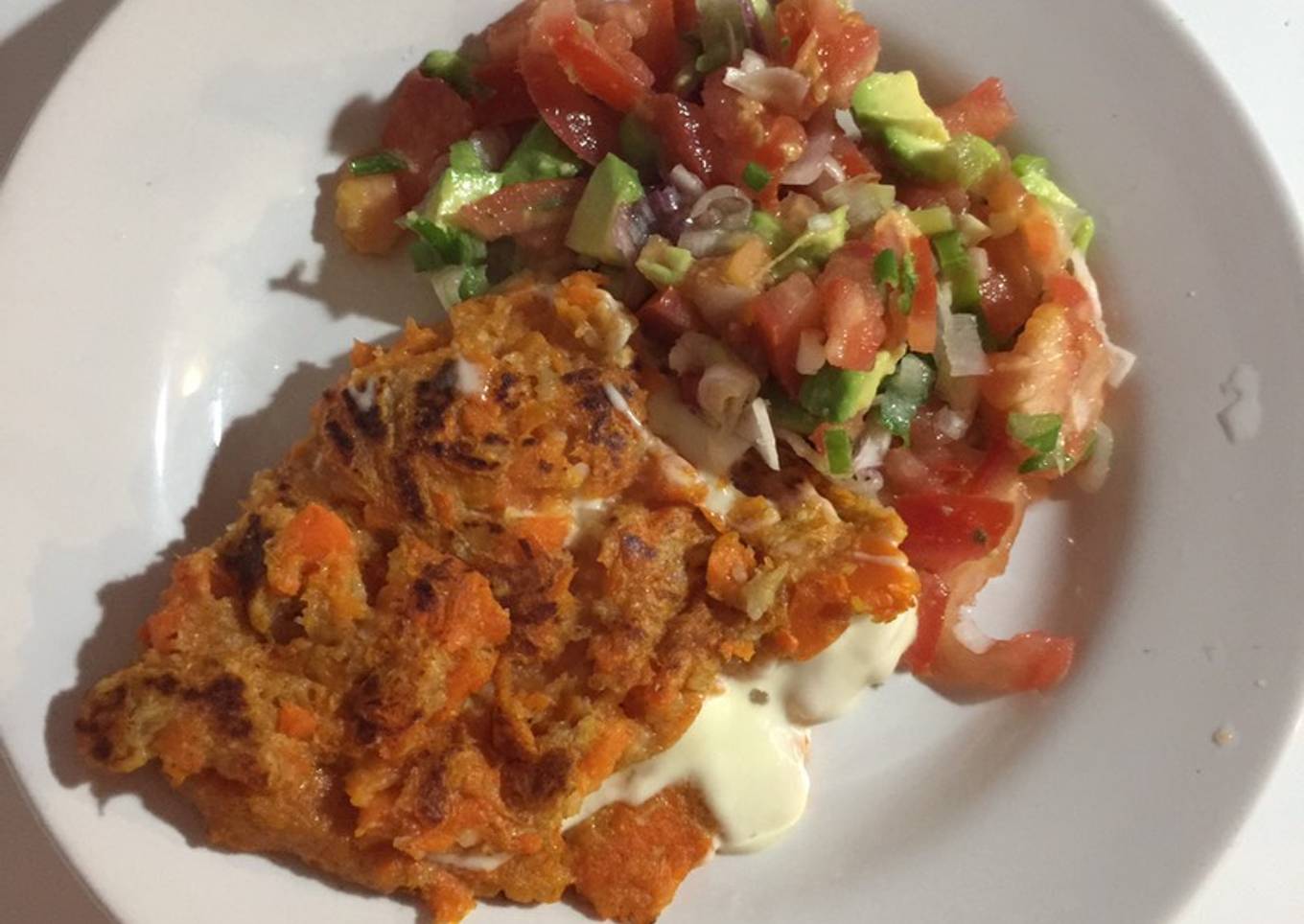 Tortilla de zanahoria (sin huevos) con ensalada de palta, cebolla de verdeo y tomate😋