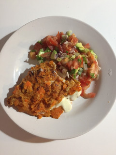 Una foto de Tortilla de zanahoria (sin huevos) con ensalada de palta, cebolla de verdeo y tomate😋