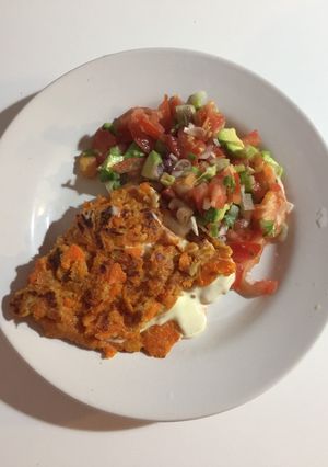 Una foto de Tortilla de zanahoria (sin huevos) con ensalada de palta, cebolla de verdeo y tomate😋
