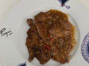 Una foto de bistec de res en salsa