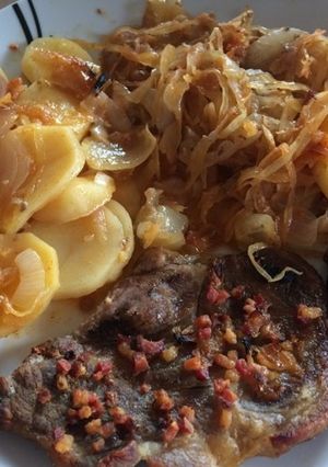 Sütőben sült tarja, burgonyával, hagymával, savanyú káposztával és bacon kockákkal recept fotója