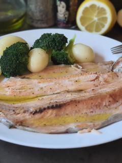 Una foto de Trucha al horno con brócoli y patatas francesas