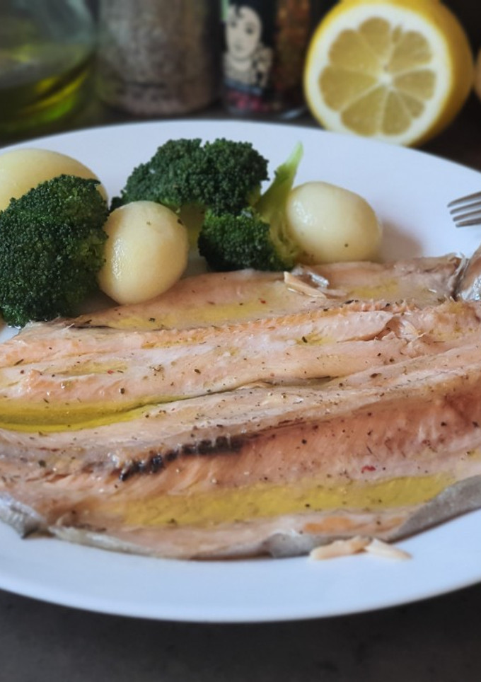Una foto de Trucha al horno con brócoli y patatas francesas