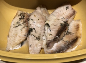 Una foto de Pescado Horneado con Eneldo y Limón