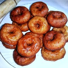 A picture of Donasi laini za sukari/ sugar coated whole wheat doughnuts.