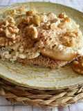 Tosta de pan casero con queso de cabra y pera de conferencia