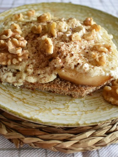 Una foto de Tosta de pan casero con queso de cabra y pera de conferencia