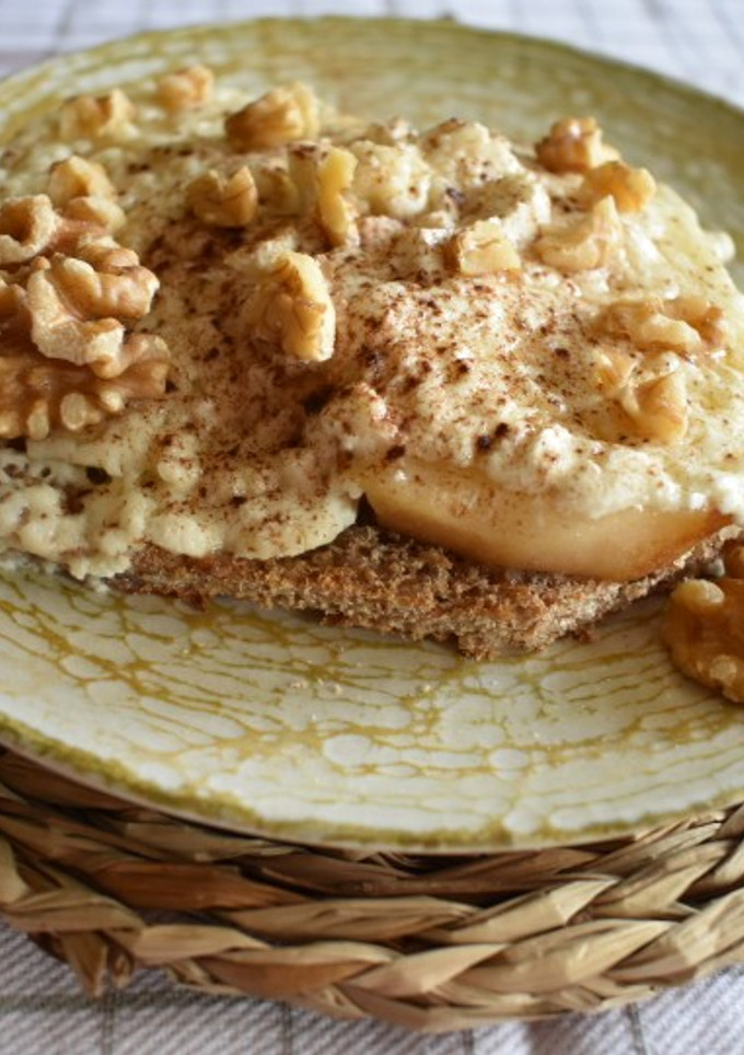 Una foto de Tosta de pan casero con queso de cabra y pera de conferencia