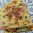 Tortilla de judías verdes y zanahorias con cebolla frita