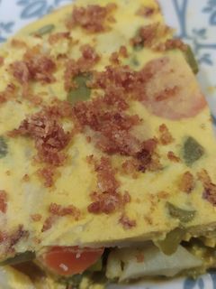 Una foto de Tortilla de judías verdes y zanahorias con cebolla frita