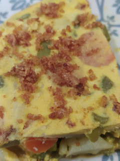 Una foto de Tortilla de judías verdes y zanahorias con cebolla frita
