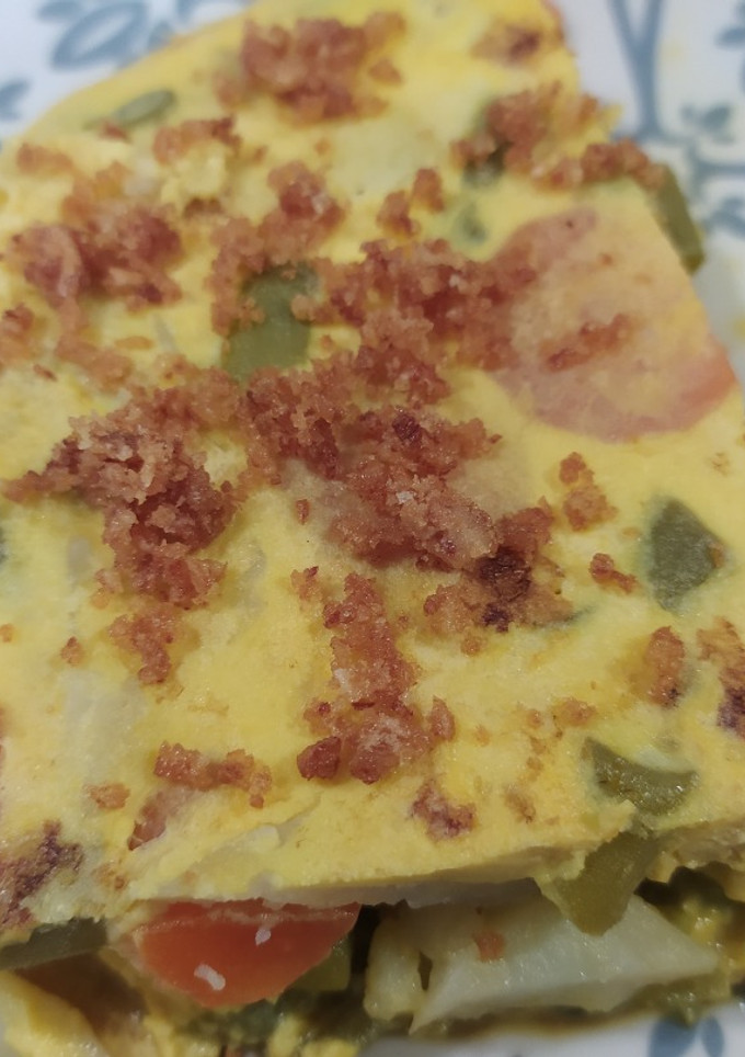 Una foto de Tortilla de judías verdes y zanahorias con cebolla frita