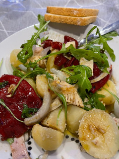 Una foto de Ensalada de atún y patatas