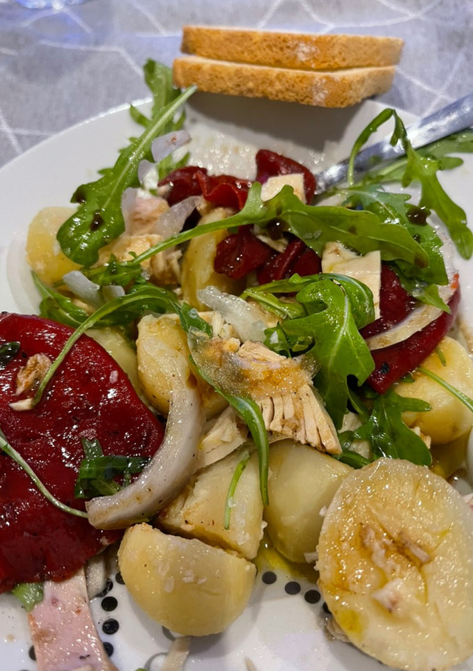 Una foto de Ensalada de atún y patatas