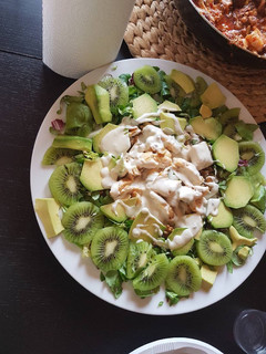 Una foto de Ensalada verde con pollo en salsa gorgonzola