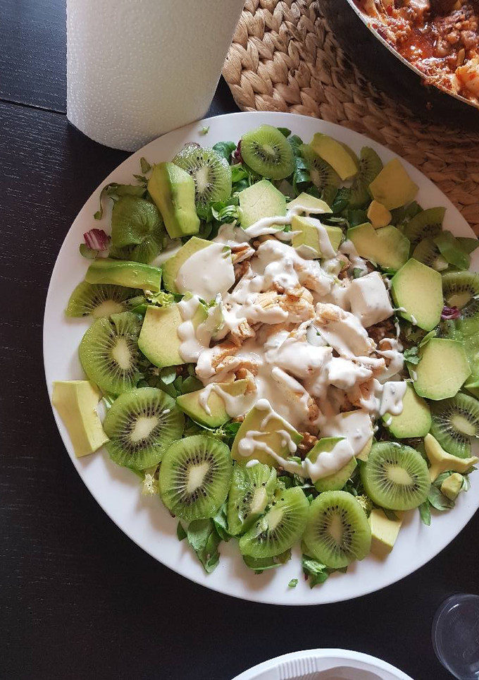Una foto de Ensalada verde con pollo en salsa gorgonzola