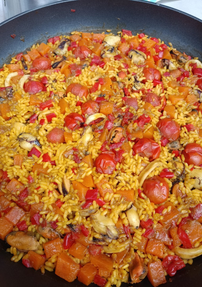 Una foto de Arroz meloso con calabaza y marisco