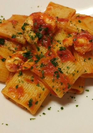 A picture of Paccheri con gamberi al pomodoro.