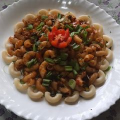 A picture of Shezwan sauce spicy macaroni.