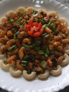 A picture of Shezwan sauce spicy macaroni.