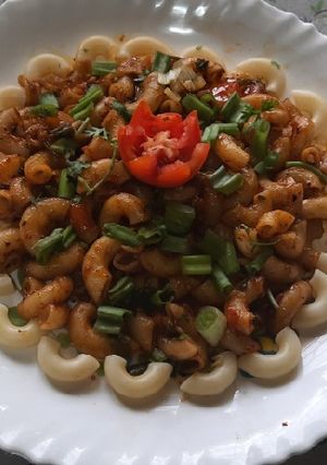 A picture of Shezwan sauce spicy macaroni.