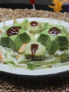 Una foto de Ensalada de surimi y pepinillo con estrellas de pepino y queso