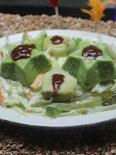 Una foto de Ensalada de surimi y pepinillo con estrellas de pepino y queso