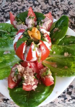 Une photo de Salade de tomate au thon, carotte et laitue