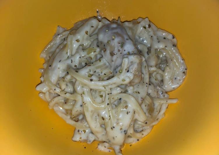 makanan Creamy chicken &amp; mushroom spaghetti (carbonara) yang mengenyangkan