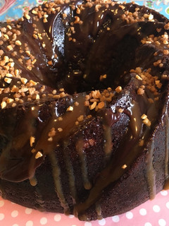 Una foto de Bundt Cake de chocolate con nueces y amaretto