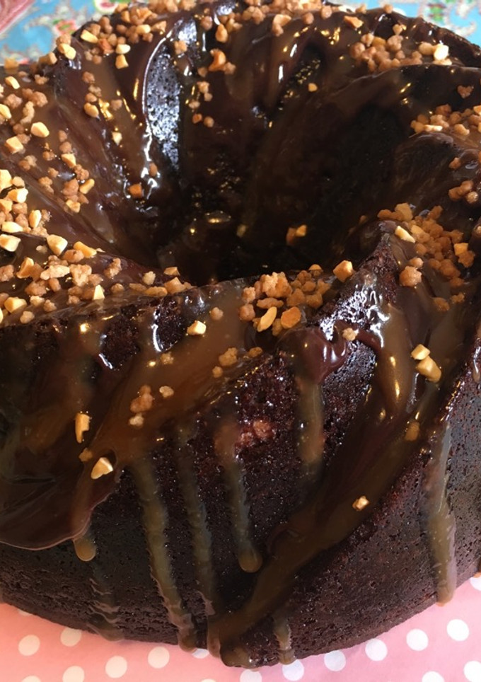 Una foto de Bundt Cake de chocolate con nueces y amaretto