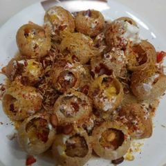 A picture of Sev puri.