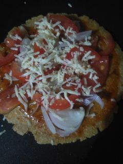ભાખરી ચીઝ પીઝા (Bhakhari Cheese Pizza Recipe In Gujarati) રેસીપી મુખ્ય ફોટો