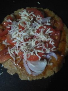 ભાખરી ચીઝ પીઝા (Bhakhari Cheese Pizza Recipe In Gujarati) રેસીપી મુખ્ય ફોટો