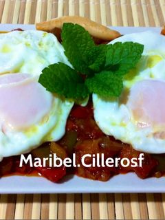 Una foto de Huevos fritos con pisto tradicional