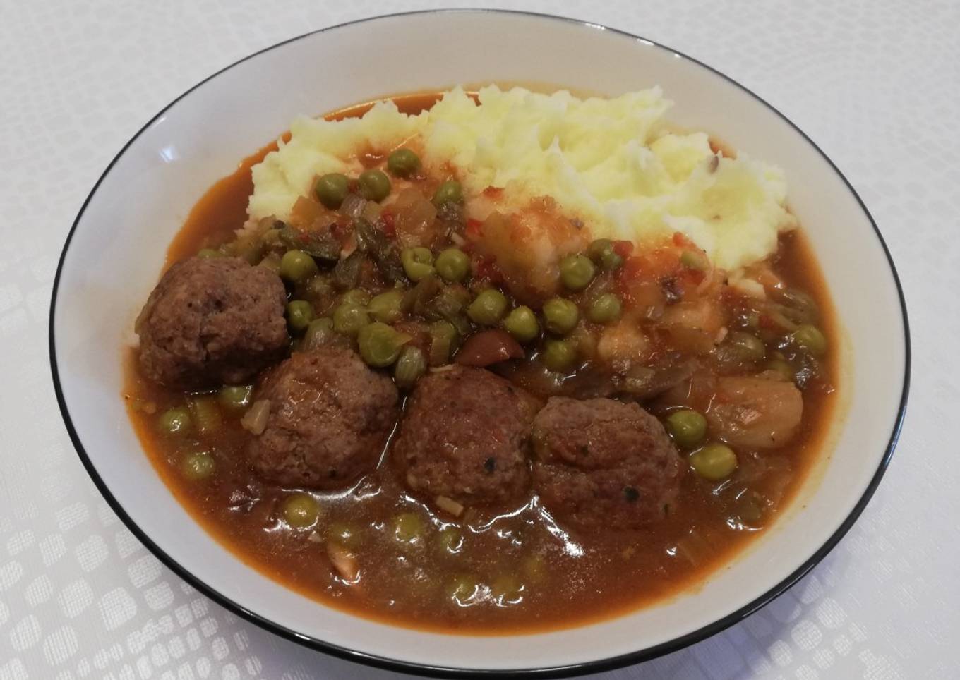 Albóndigas con puré de patatas - Receta especial