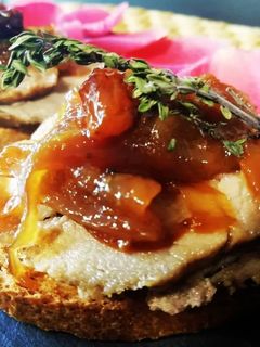 Una foto de Tosta de solomillo con vino dulce