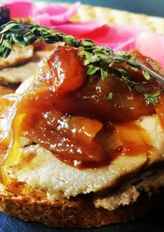Una foto de Tosta de solomillo con vino dulce
